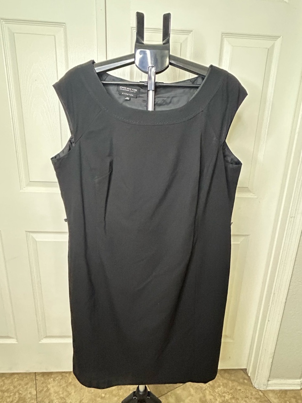 Jones New York Black Cap-Sleeve Sheath Dress
